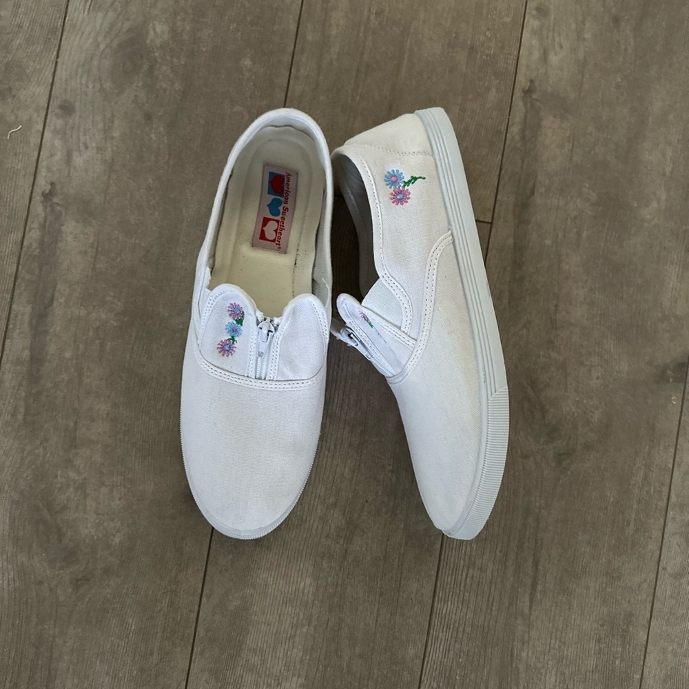Adorable Vintage Style floral embroidered canvas shoes